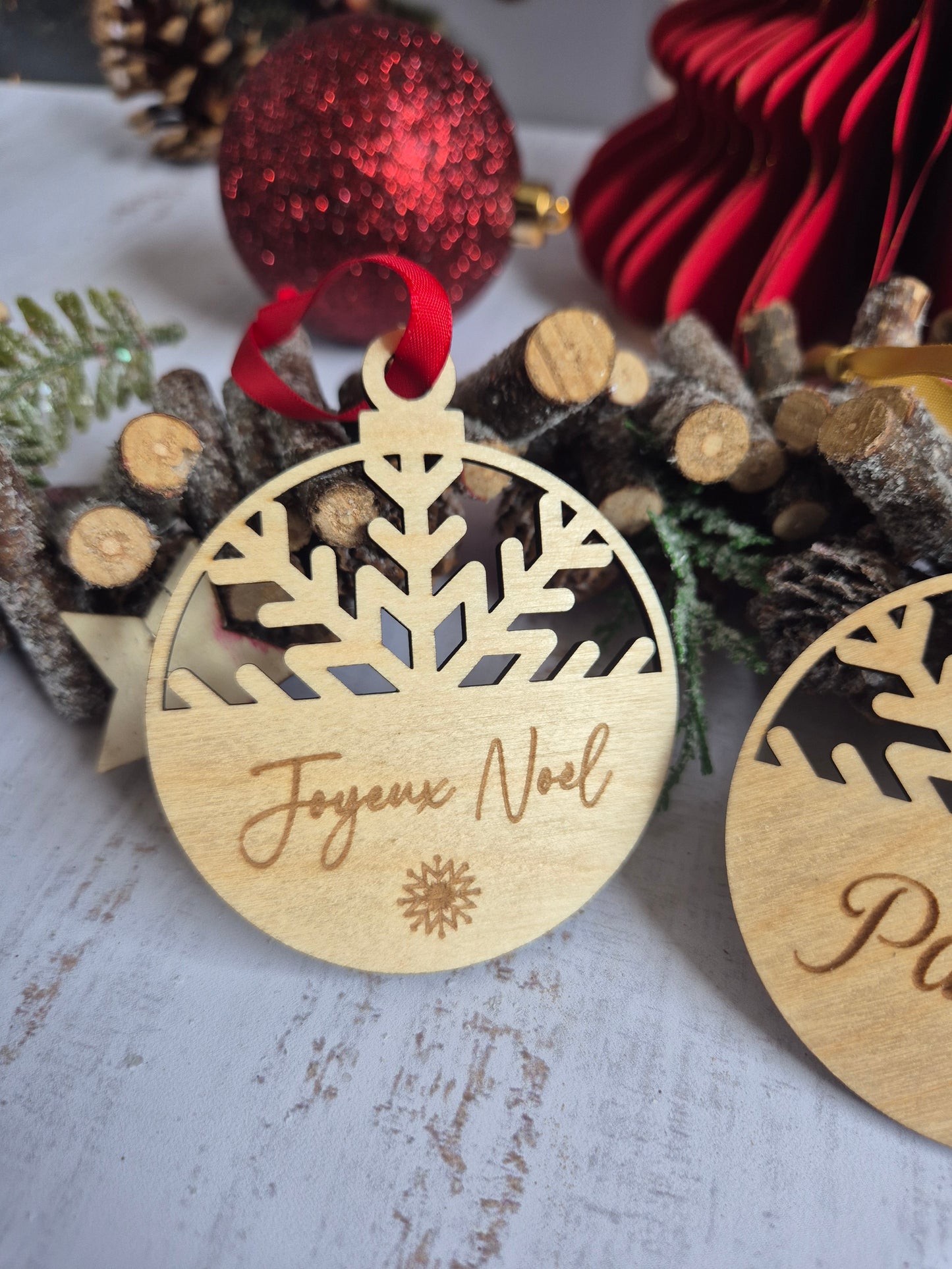 Boule de Noël « Demi flocon » – En bois gravé, fait main