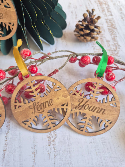 Boule de Noël « Flocon ajouré » – En bois gravé, fait main