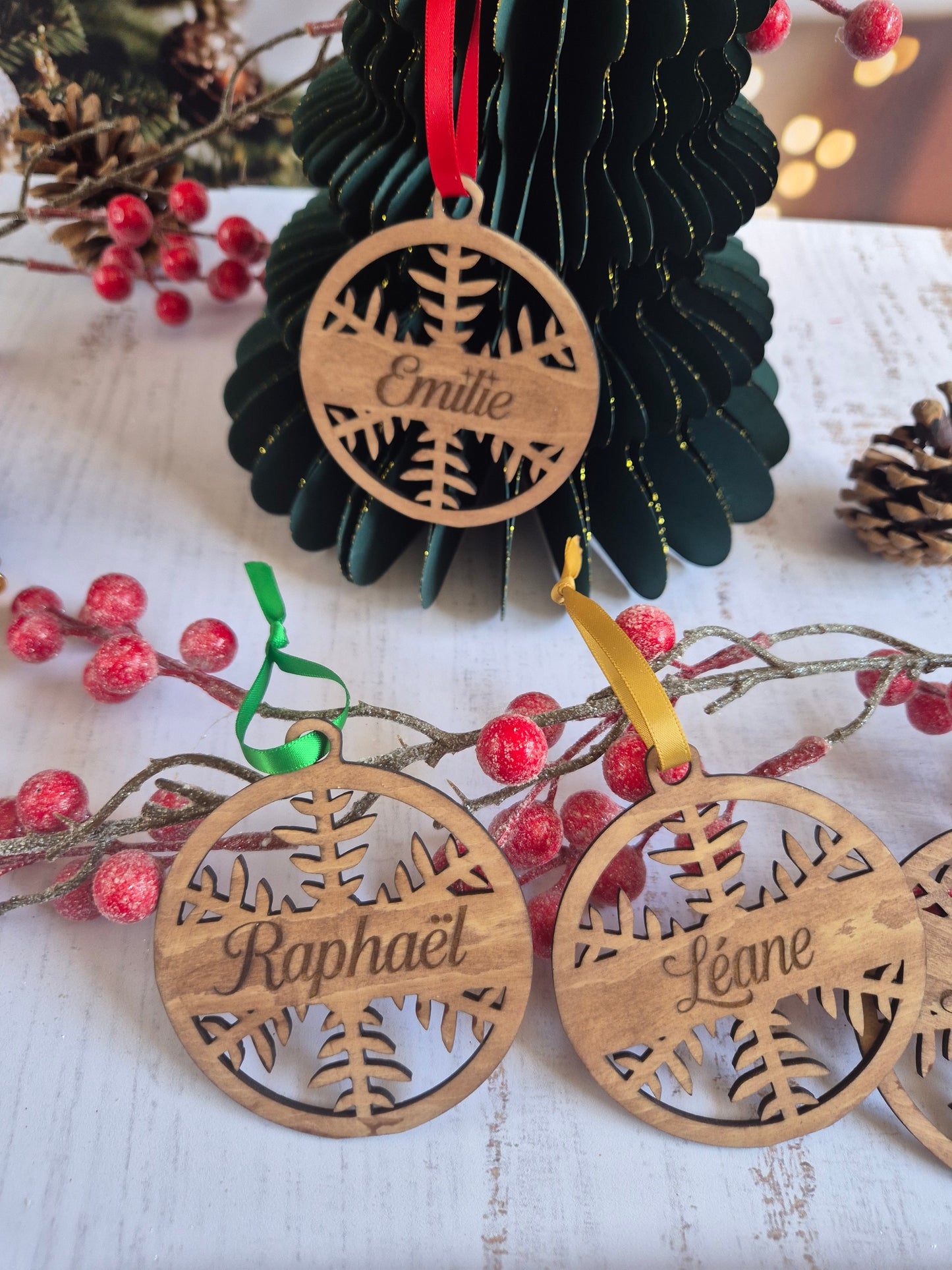 Boule de Noël « Flocon ajouré » – En bois gravé, fait main
