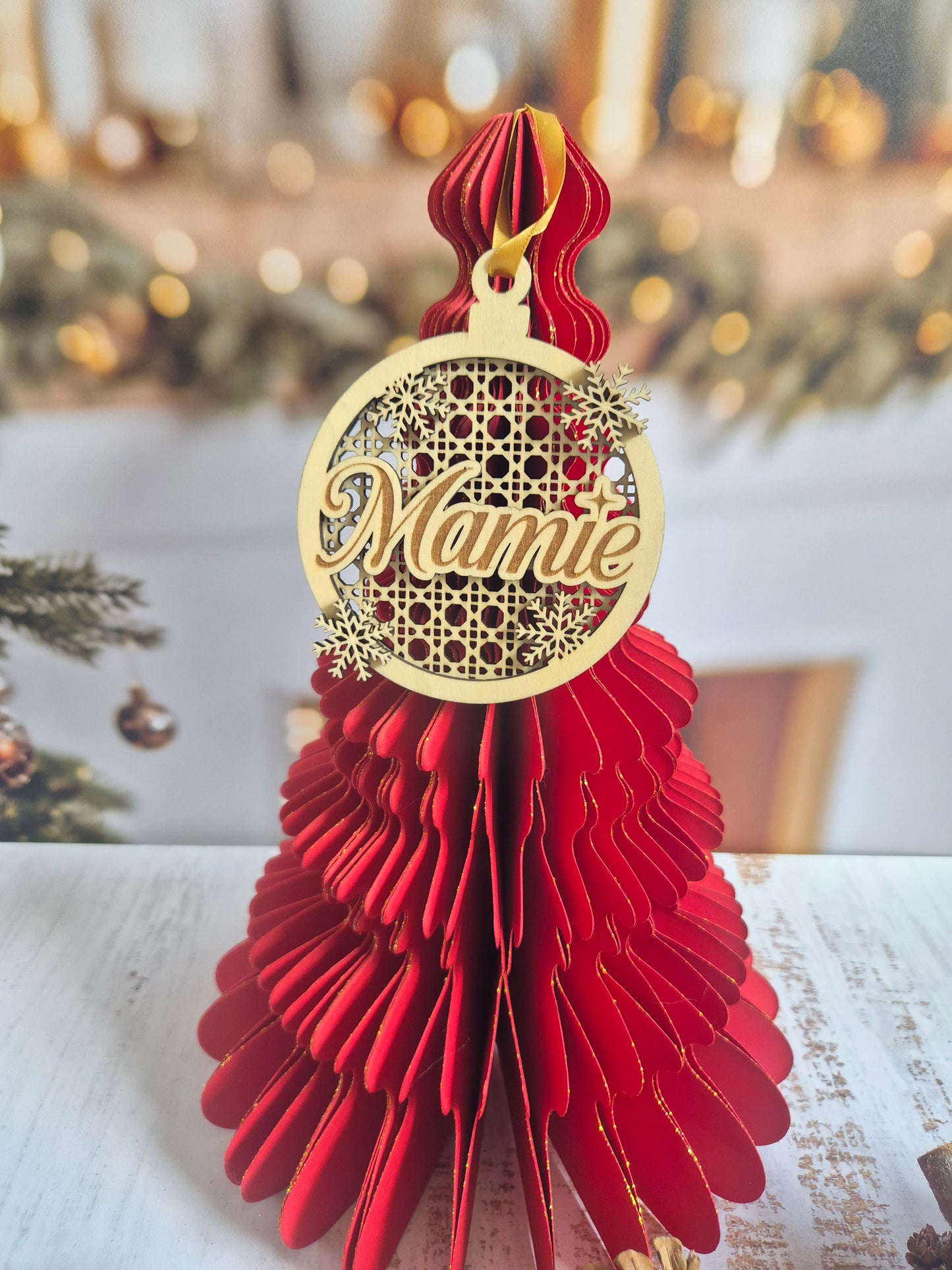 Boule de Noël « Esprit cannage » – Personnalisée, en bois fait main