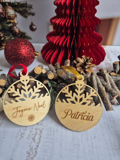 Boule de Noël « Demi flocon » – En bois gravé, fait main