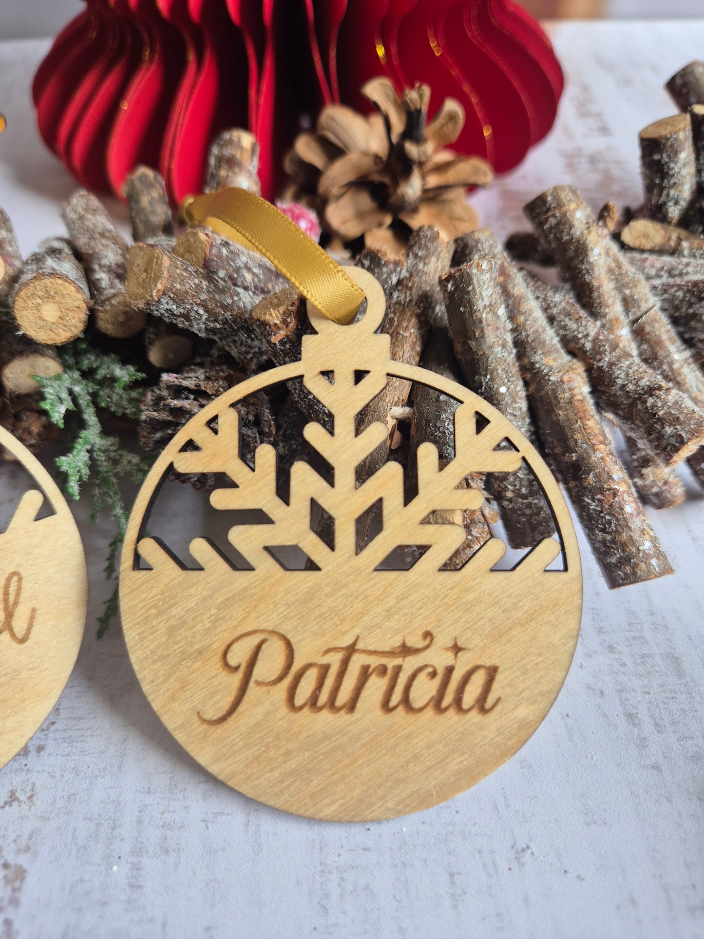 Boule de Noël « Demi flocon » – En bois gravé, fait main