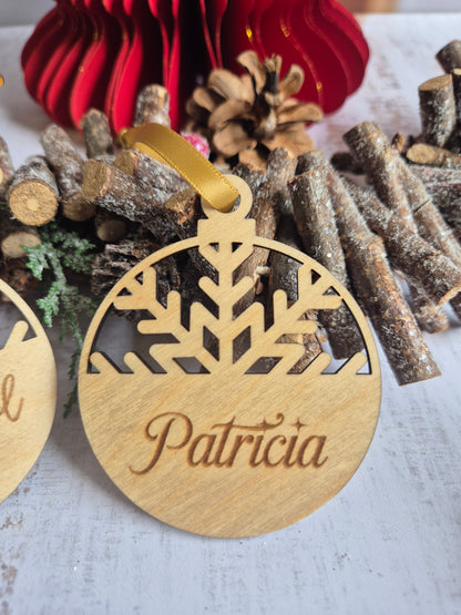 Boule de Noël « Demi flocon » – En bois gravé, fait main