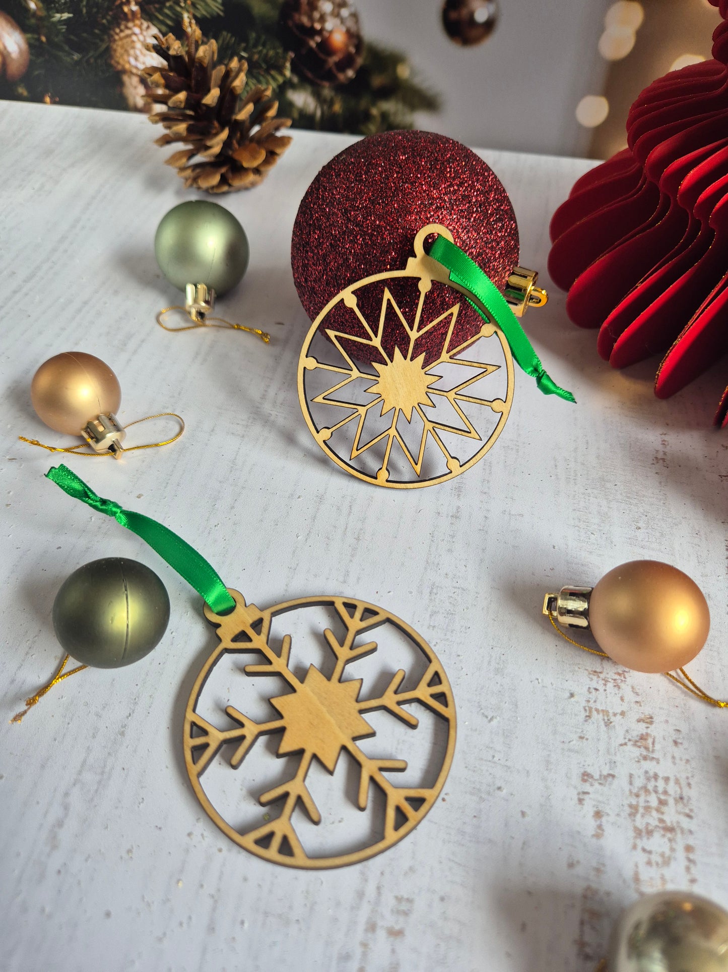 Boule de Noël « Étoile de neige » – Entièrement ajourée, fait main