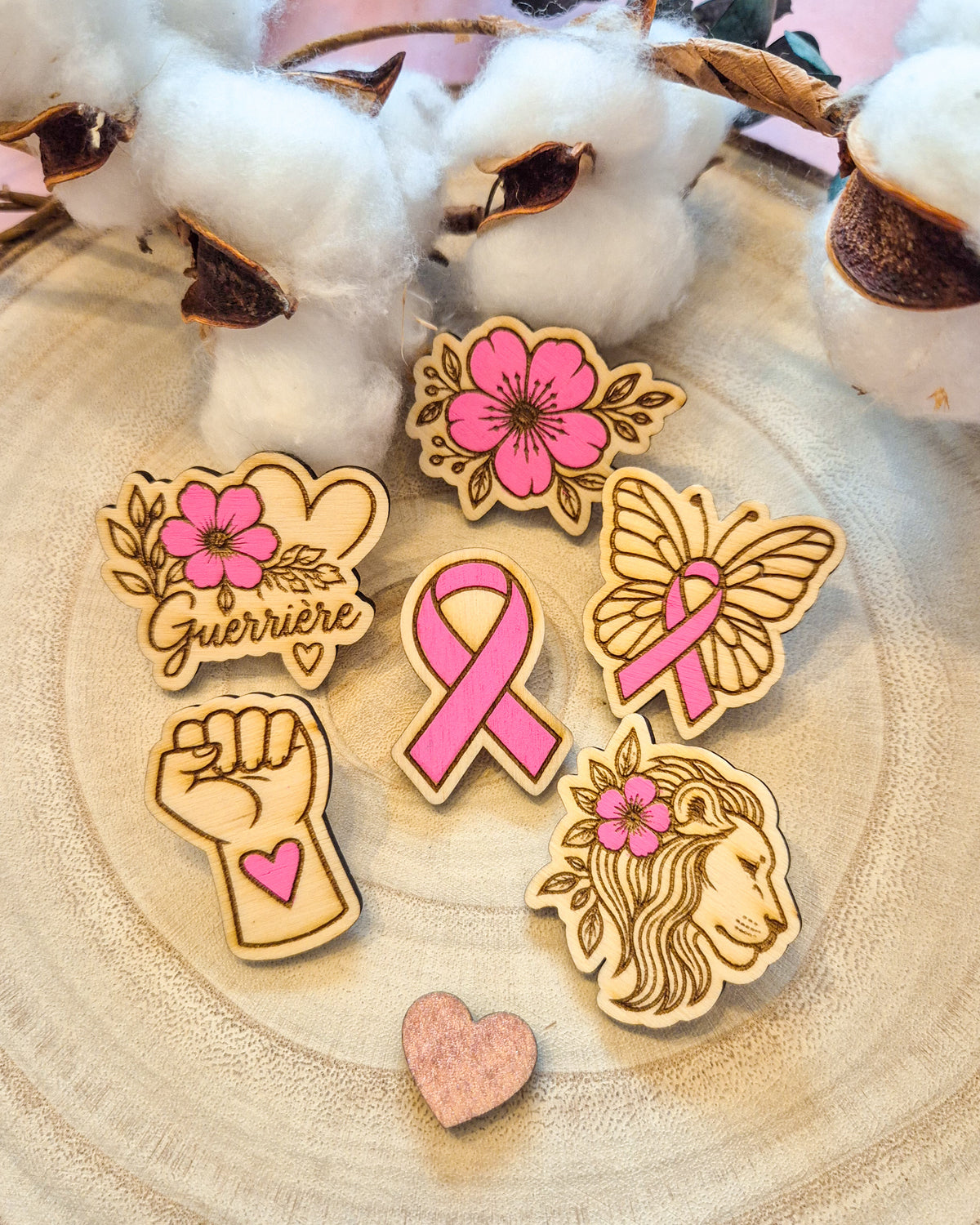 Pin’s en bois – Les Guerrières | Collection Octobre Rose