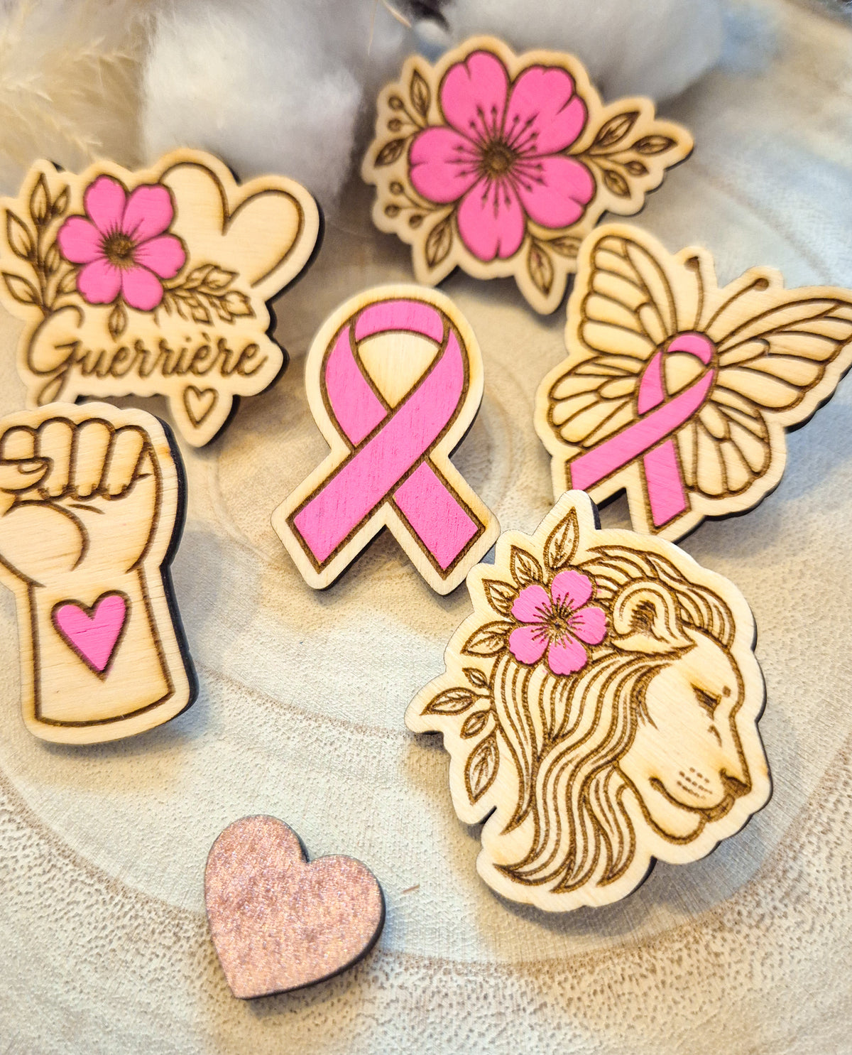 Pin’s en bois – Les Guerrières | Collection Octobre Rose