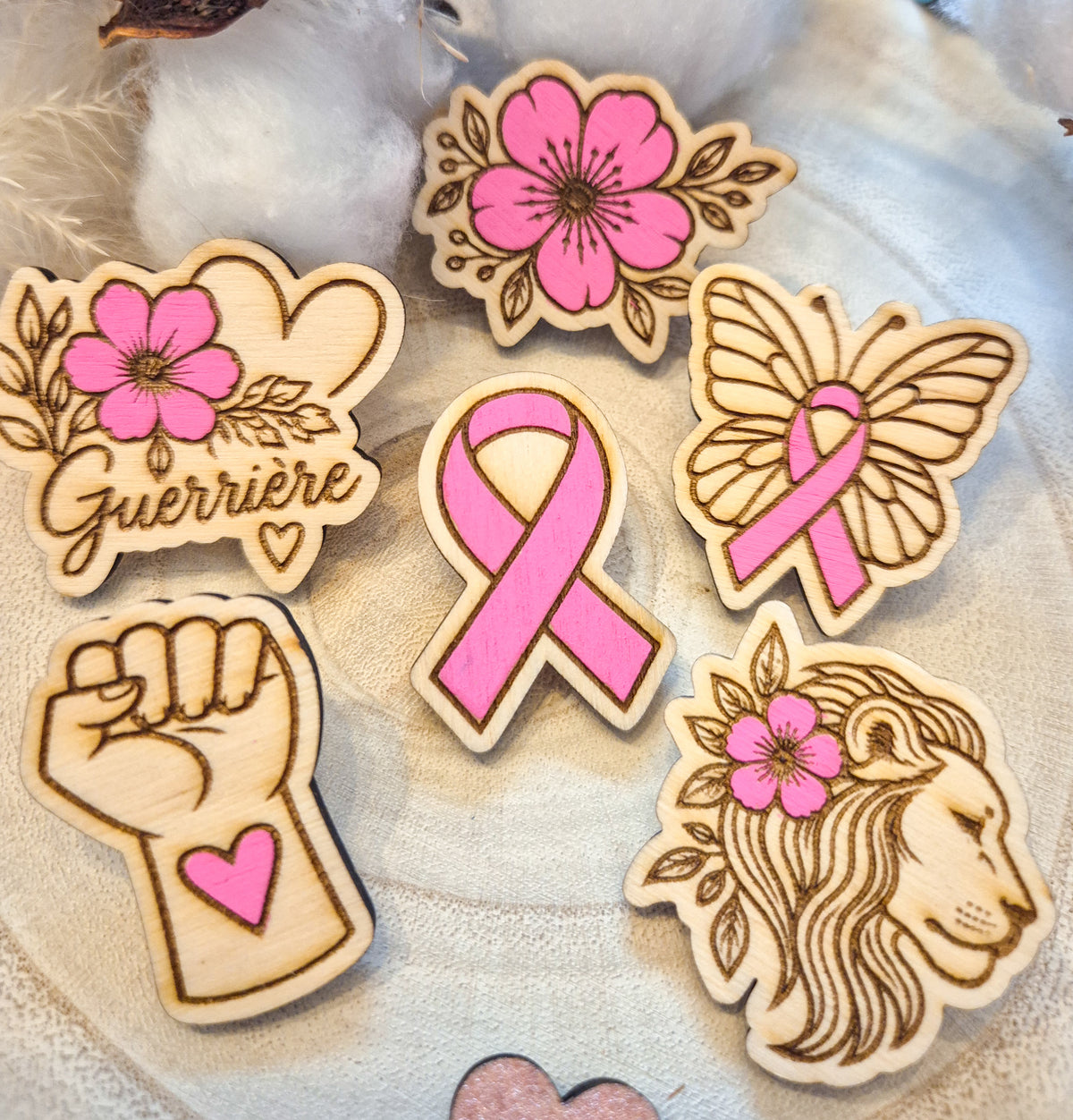 Pin’s en bois – Les Guerrières | Collection Octobre Rose