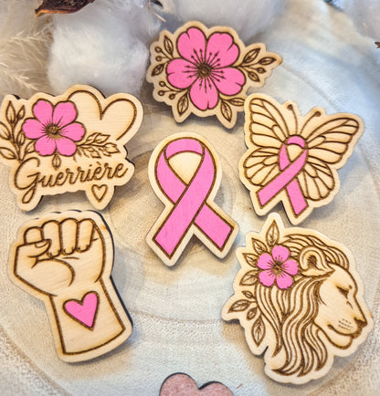 Pin’s en bois – Les Guerrières | Collection Octobre Rose