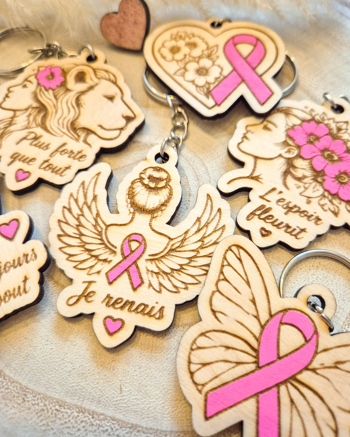 Porte-clés en bois – Les Guerrières | Collection Octobre Rose