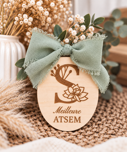 Magnet initiale florale personnalisé – En bois